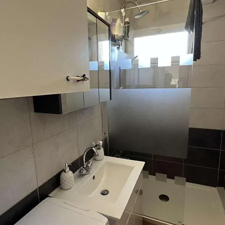 Appartamento T2 Climatisé, Loggia Ensoleillée, Parking Privé, à 550m De La - - Fr-1-701-54 *