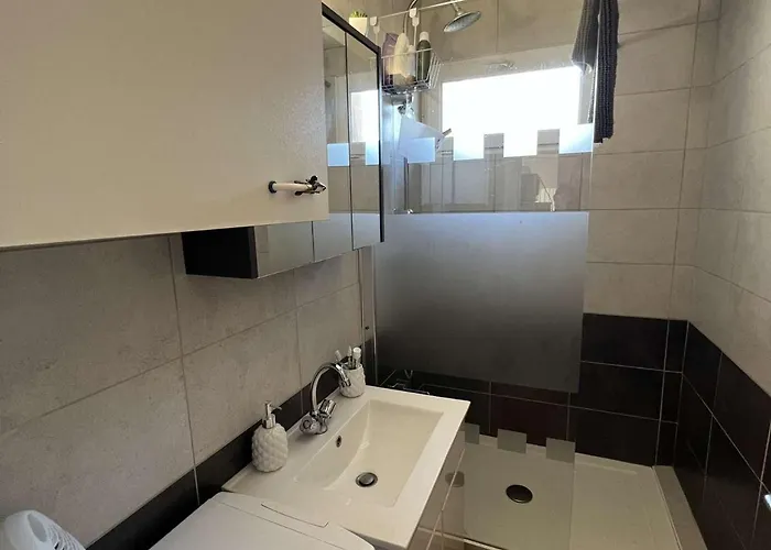 Appartement T2 Climatise, Loggia Ensoleillee, Parking Prive, A 550m De La - - Fr-1-701-54 *
